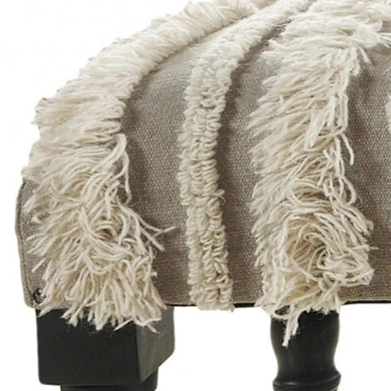 Panca da camera da letto imbottita color crema con gambe in legno nero