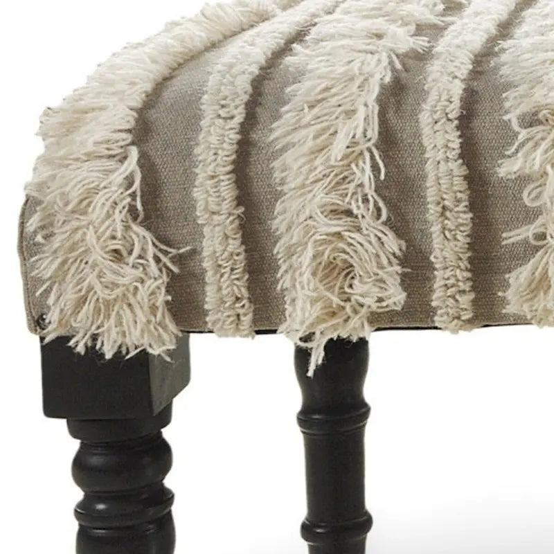 Panca da camera da letto imbottita color crema con gambe in legno nero
