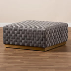 Pouf poggiapiedi quadrato in velluto con base in metallo dorato